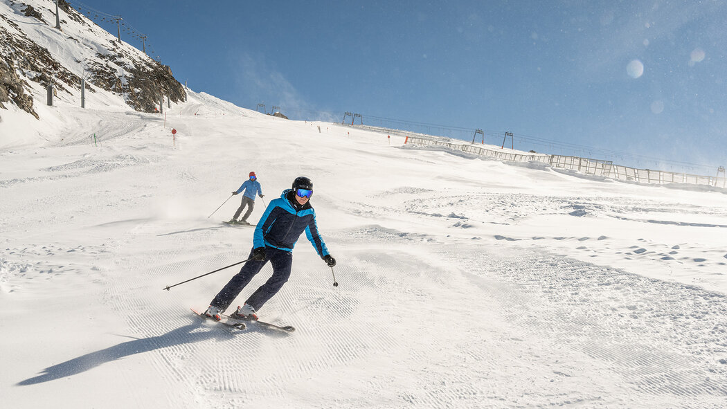 hintertuxer gletscher skifahrer auf piste