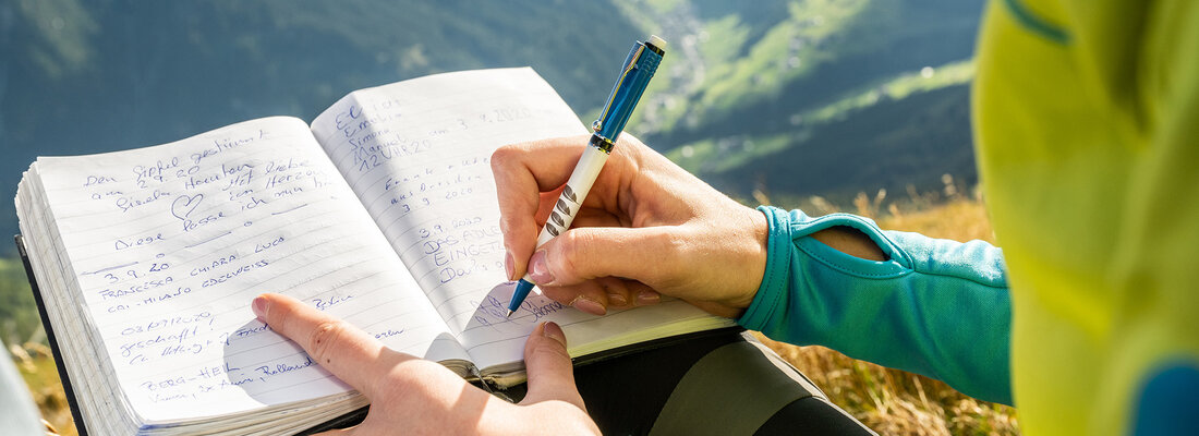 gipfelbuch eintrag hintertuxer berge wandern