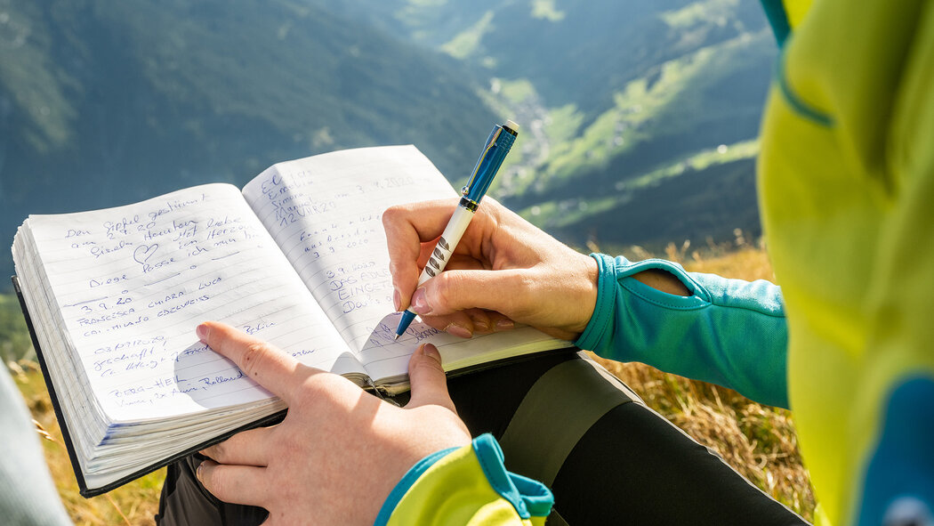 gipfelbuch eintrag hintertuxer berge wandern